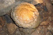 Сталогмит в виде гриба. Пещера Охотничья